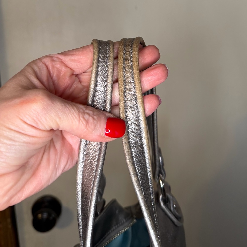 Elegant Silver Handbag - Picture 4 of 4
